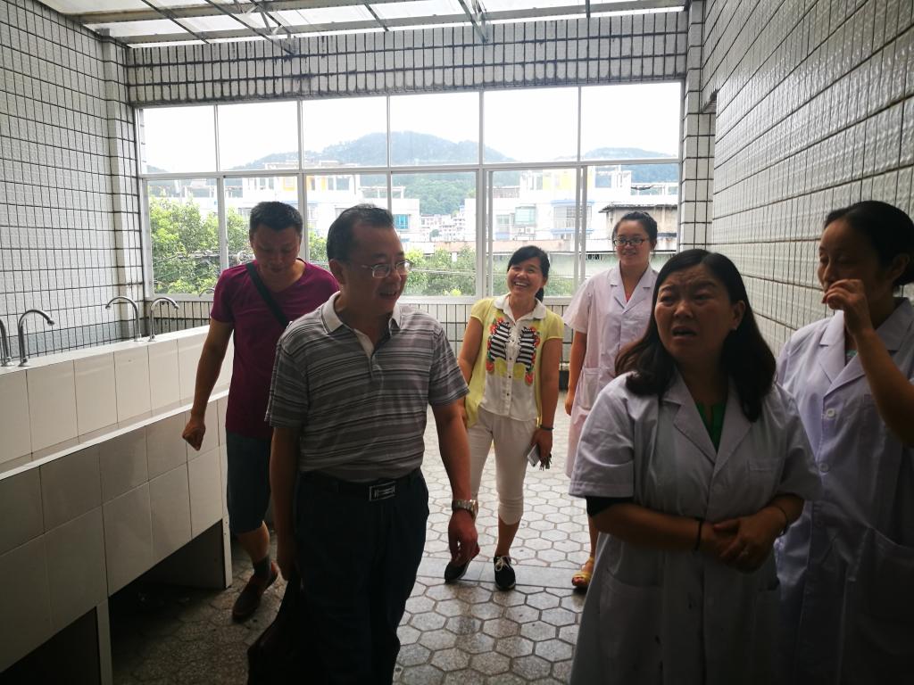 黎董事长在实验室检查指导工作