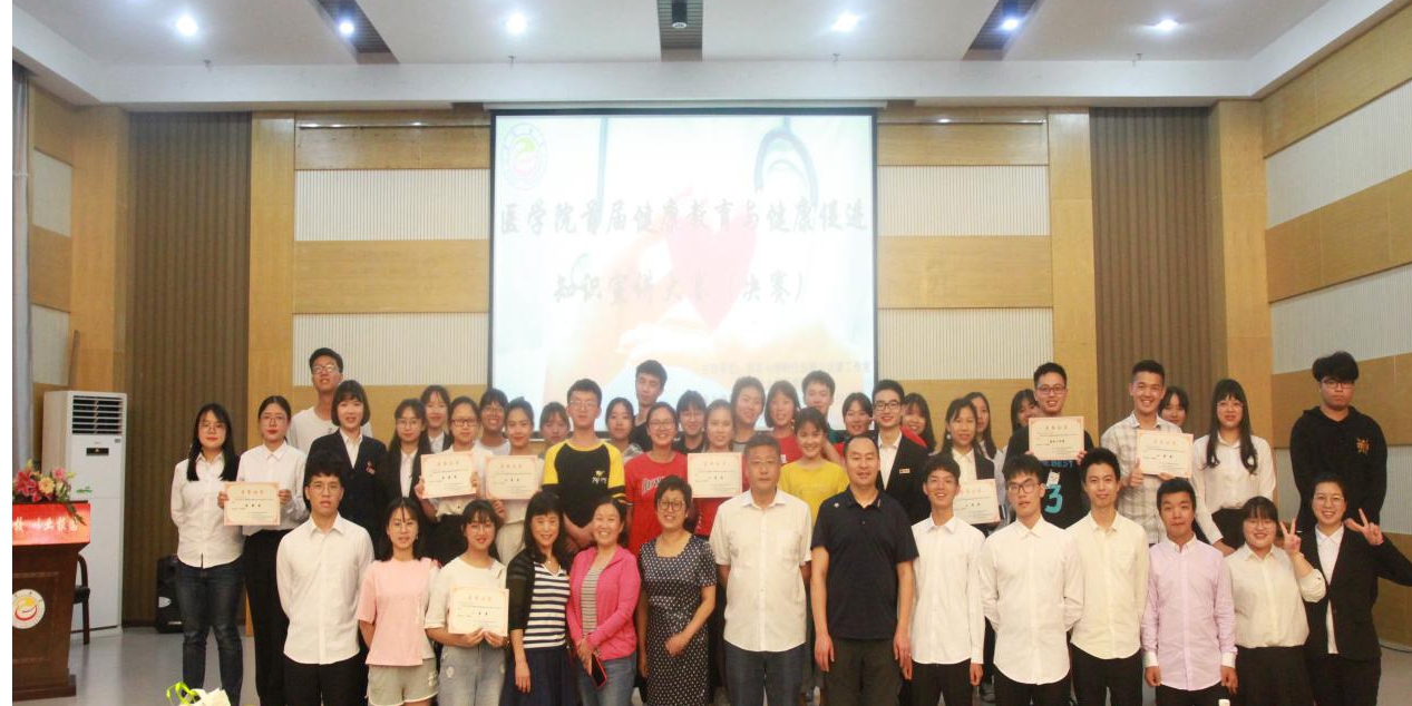 图片为参赛人员及工作人员与老师合影