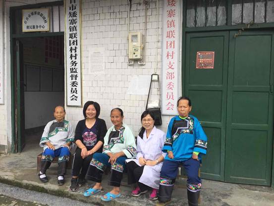 图2:陈正英书记、沙永红副经理与村民交流精准扶贫成效