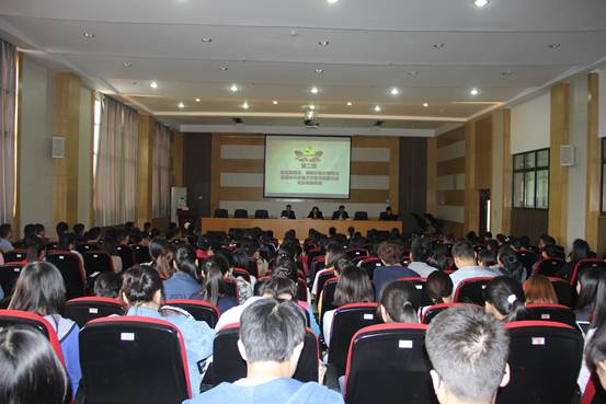 图1:向志钢同志宣读qy球友会公司党委关于党员发展的批复