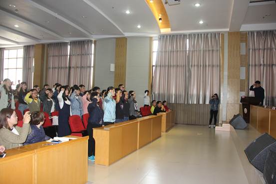 图2:新党员庄严宣誓